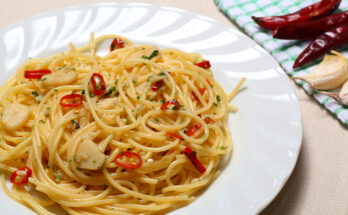 สปาเก็ตตี้ผัดกระเทียมน้ำมันมะกอก Spaghetti Aglio Olio e Peperoncino